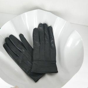 Authentic leather gloves in black